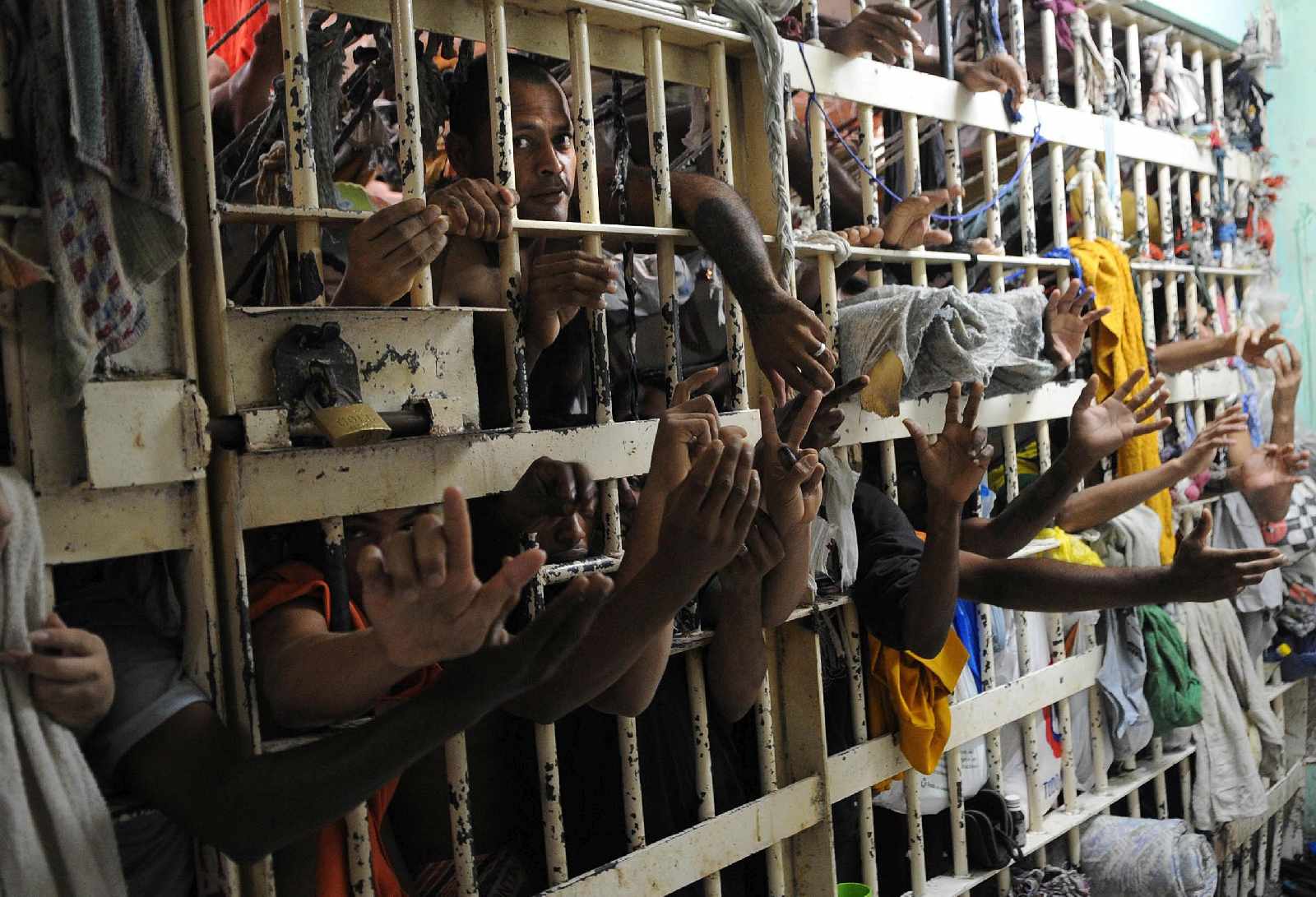 Голодные зеки. Тюрьма Карандиру, Бразилия. Тюрьма Сабанета Венесуэла.
