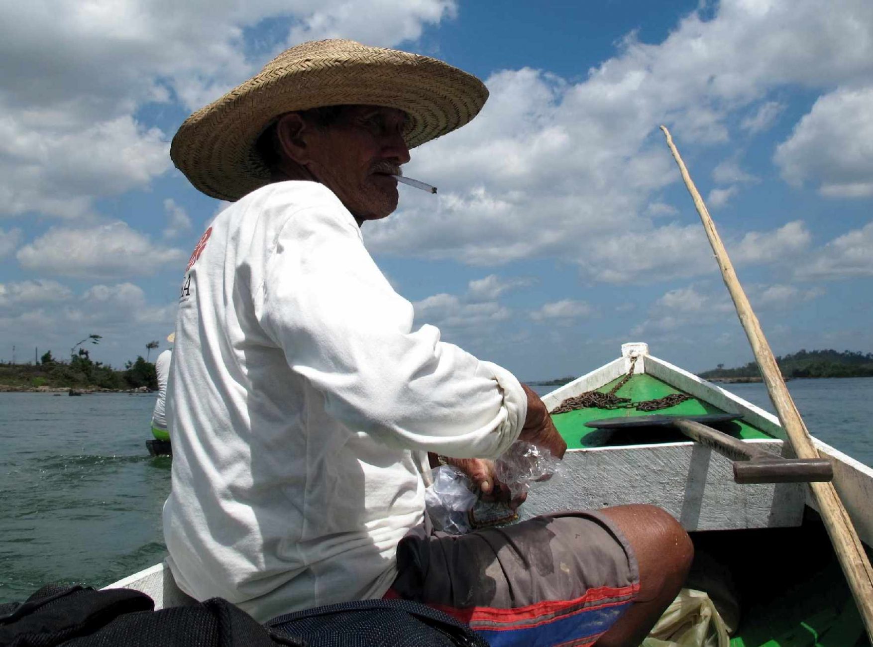 A fisherman inspects the area of the new hydroelectric - Photo: Gustavo Faleiros