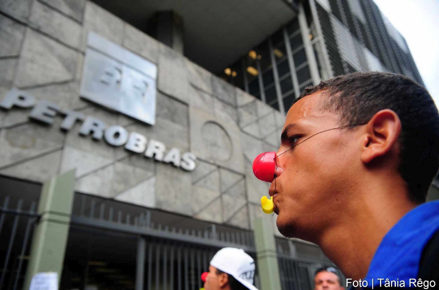Protesters in front of the Petrobras building - Tânia Rêgo
