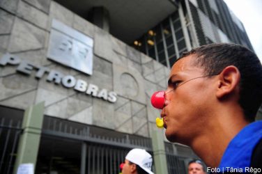 Protesters in front of the Petrobras building - Tânia Rêgo