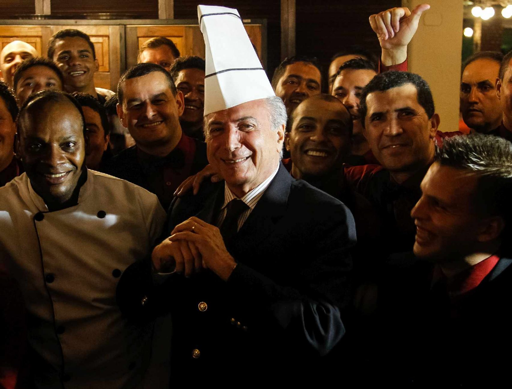 Brazilian president meets kitchen crew after barbecue with foreign ambassadors - Beto Barata/PR
