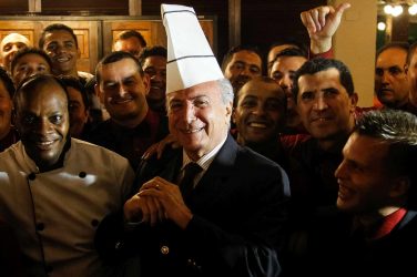 Brazilian president meets kitchen crew after barbecue with foreign ambassadors - Beto Barata/PR