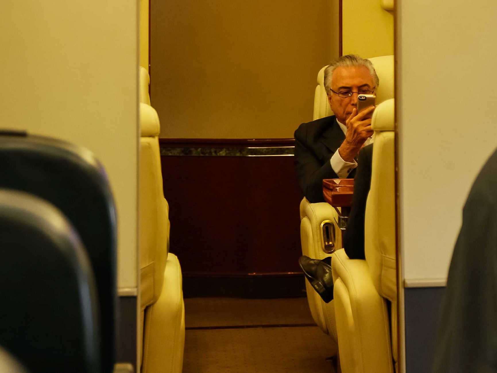President Michel Temer checking his cell phone - Beto Barata/PR