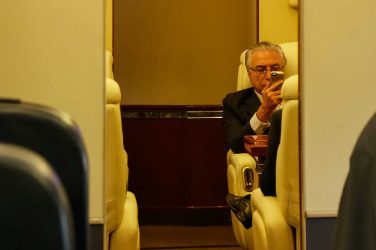 President Michel Temer checking his cell phone - Beto Barata/PR