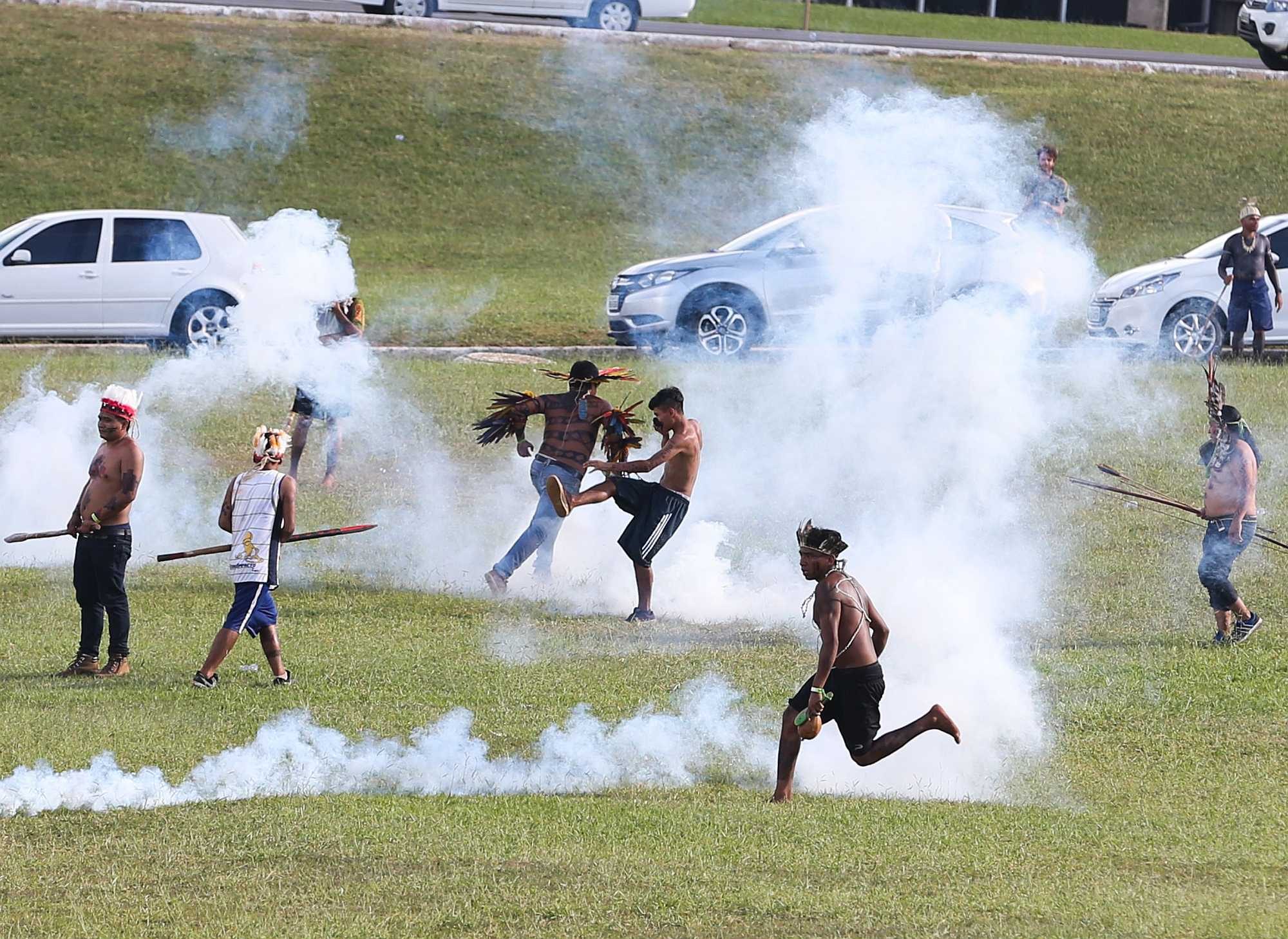 Indians Kick Tear Gas and attack police with arrows - Wilson Dias/ABr