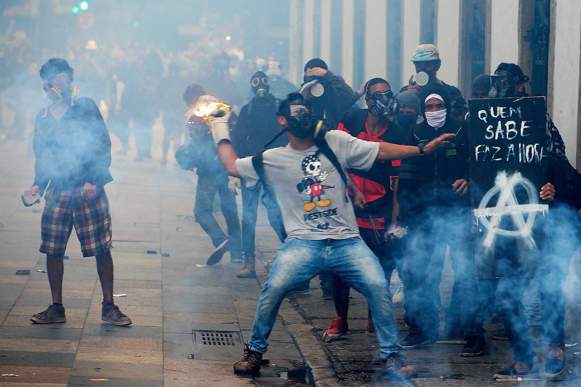 Protesters clash with police during Brazil's general strike - Tomaz Silva/ABr