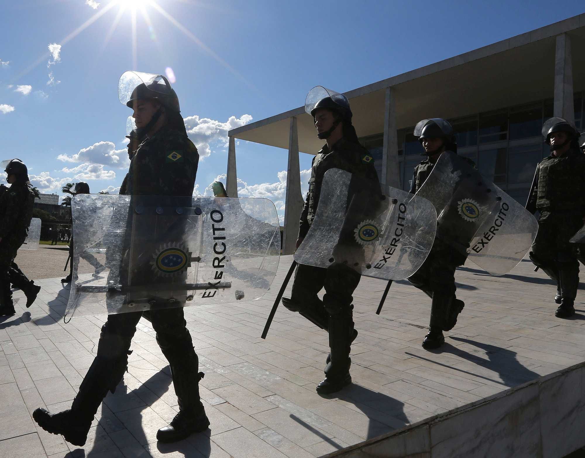 Brazilian Army sent to protect the presidential palace in Brasília - Valter Campanato/ABr