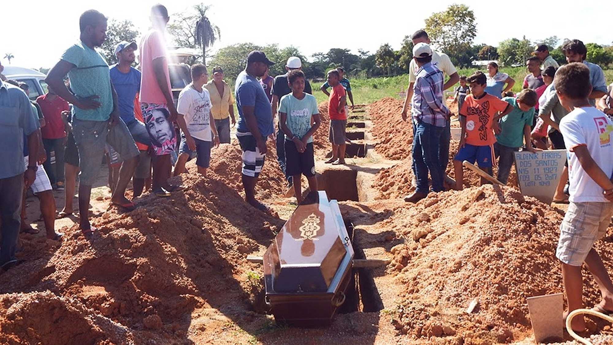 Victims of the massacre get buried in close-by graves - Photo: Dinho Santos