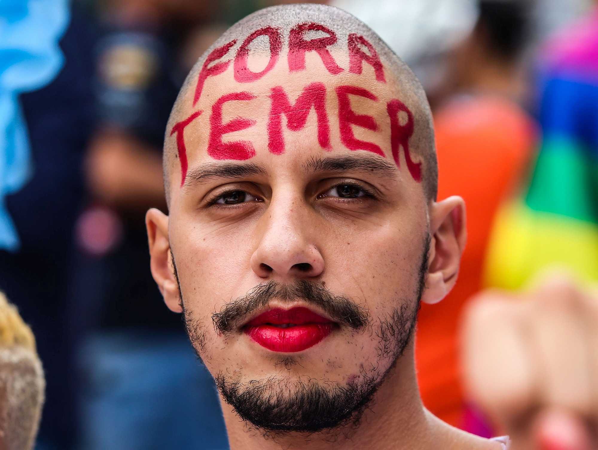 A protester with a head sign: Out, Temer - Paulo Pinto/Agência PT