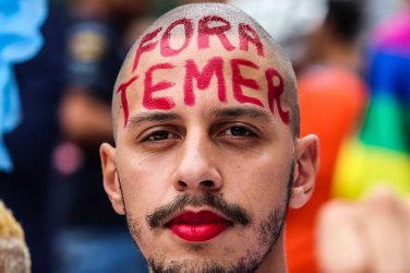 A protester with a head sign: Out, Temer - Paulo Pinto/Agência PT