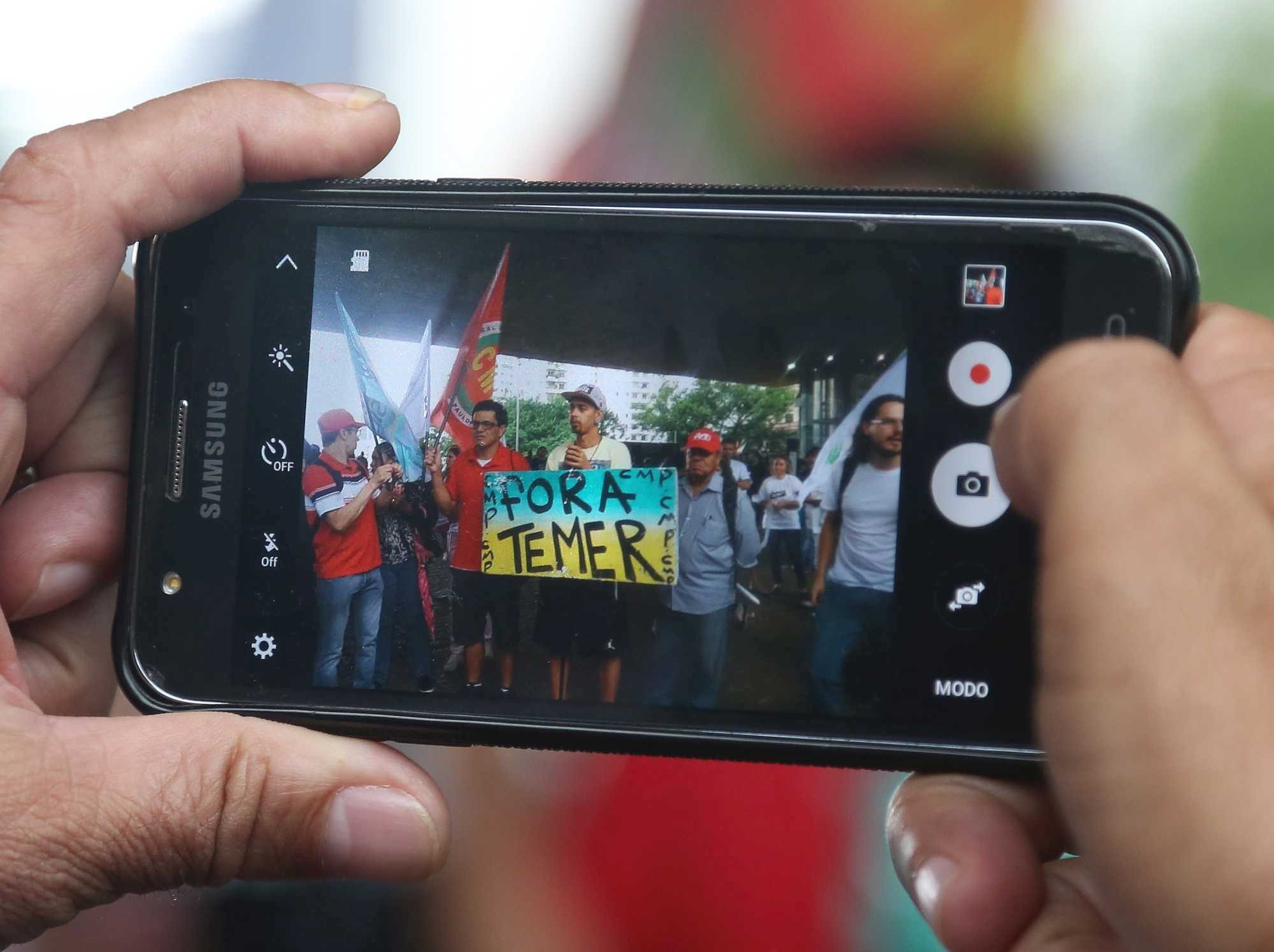 Out with Temer, says protester's banner - Paulo Pinto/Ag PT