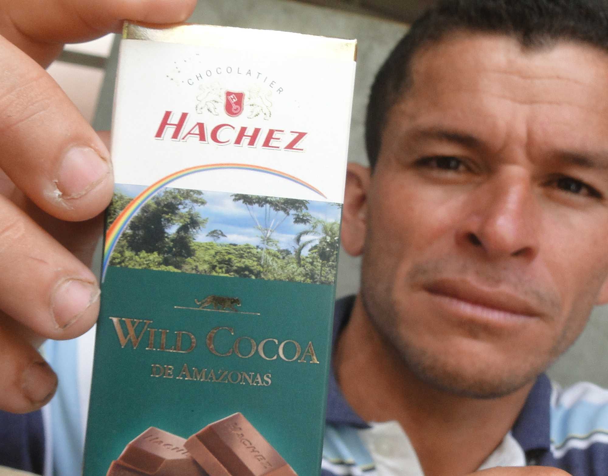 Franciênio da Silva shows chocolate made in Germany with cocoa from Arapixi - Photo: Jorge Eduardo Dantas