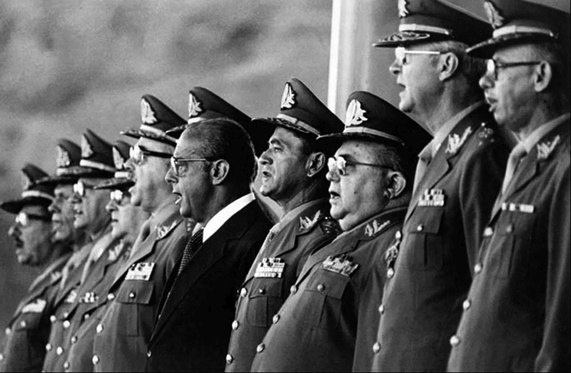 President Figueiredo, a general, surrounded by military men