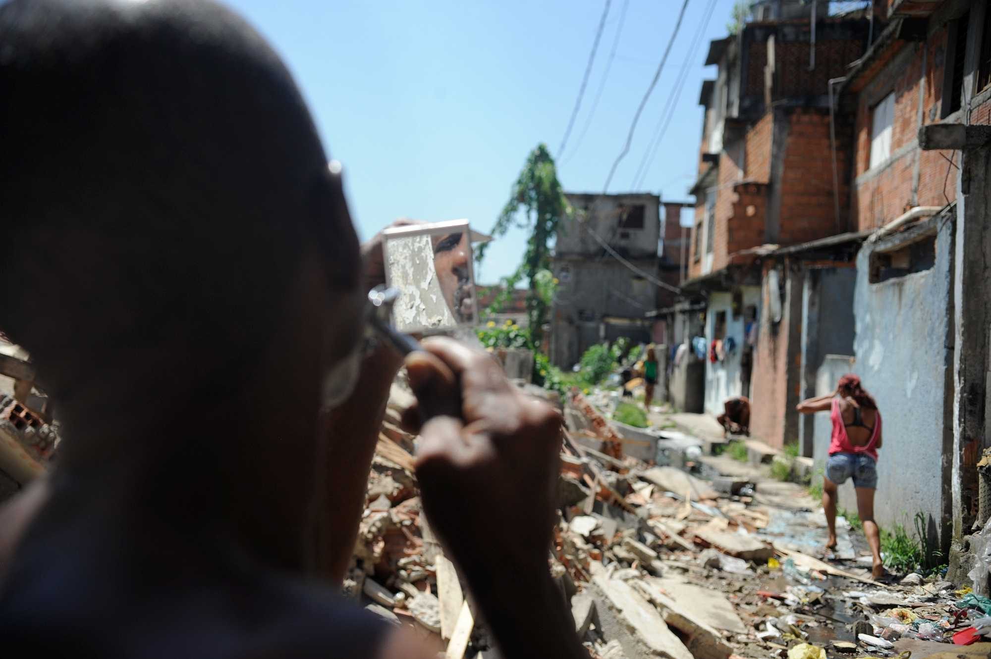 A resident of a Rio favela - Tania Rêgo/Ag. Brasil