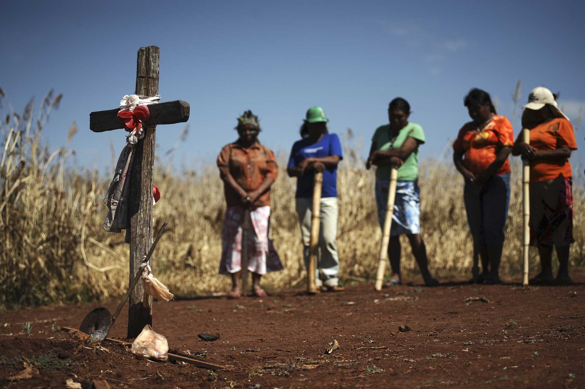 Guarani Kaiowá Indians gather for a fellow Indian killed by a farmer - Lunae Parracho/Reuters