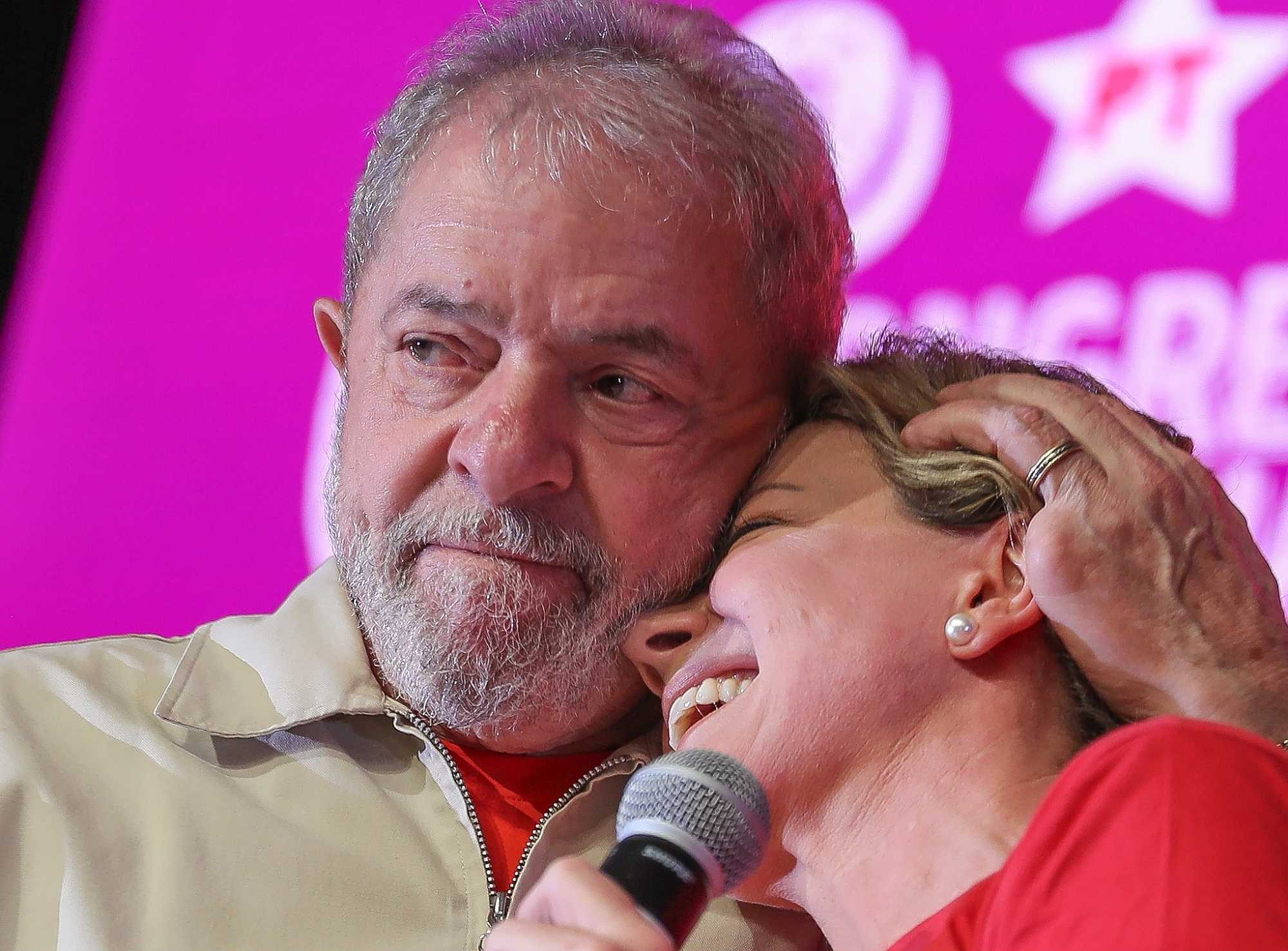 Lula hugs senator Gleisi Hoffmann just elected first woman president of the PT - Ricardo Stuckert/PT