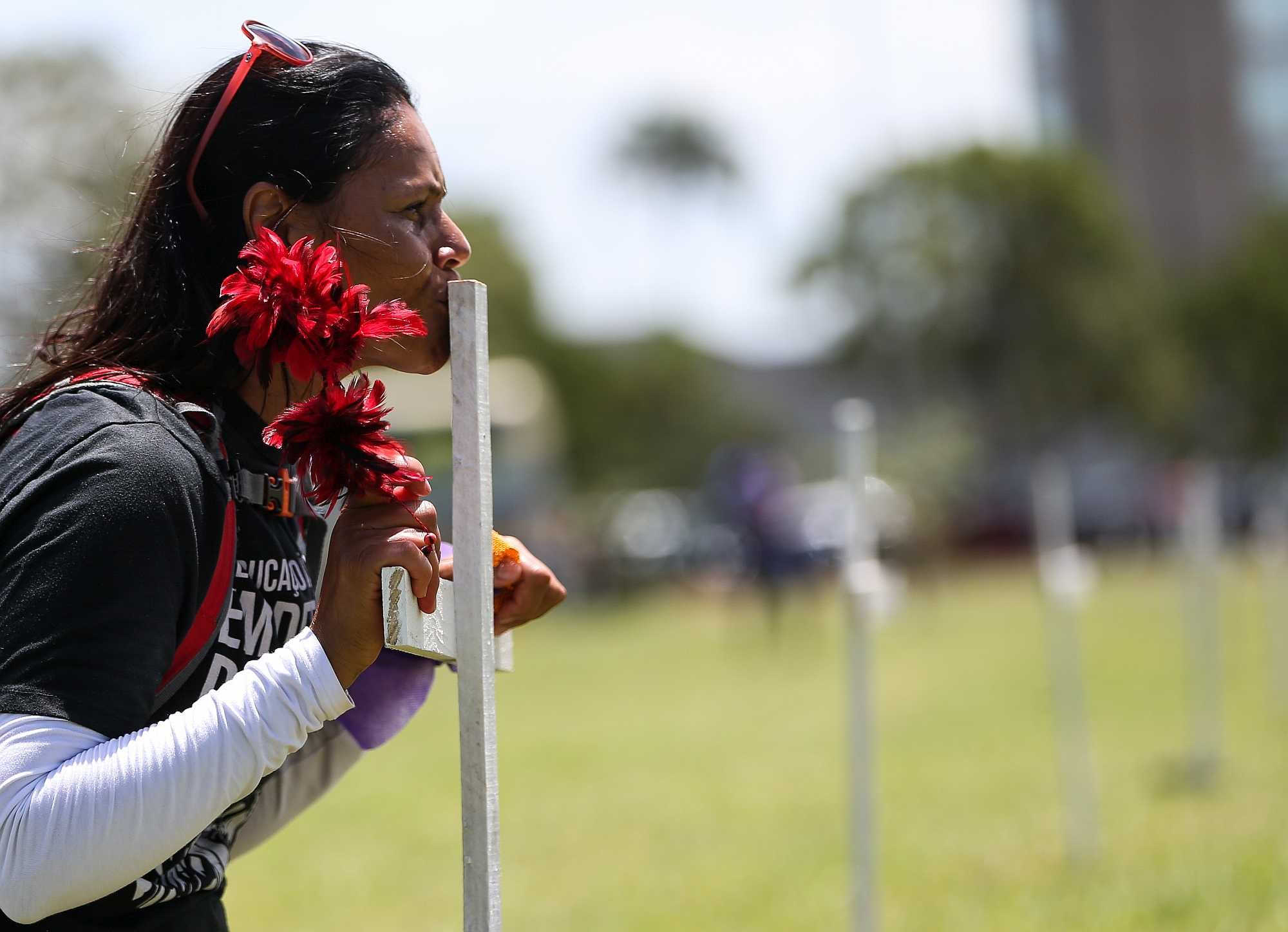 A woman protests against the government in Brasília - ABr