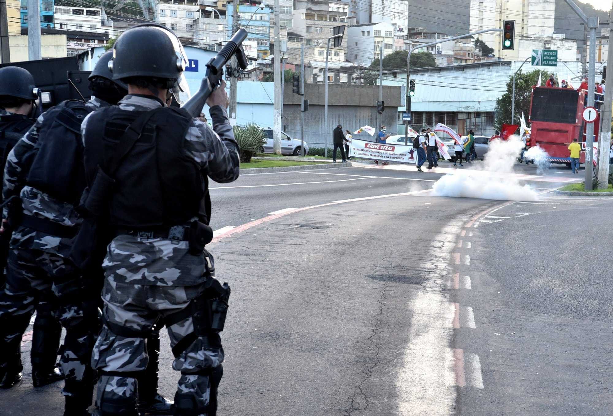 Police in Vitória, in the state of Espírito Santo repress protests during June 30 general strike - Fernando Madeira/A Gazeta