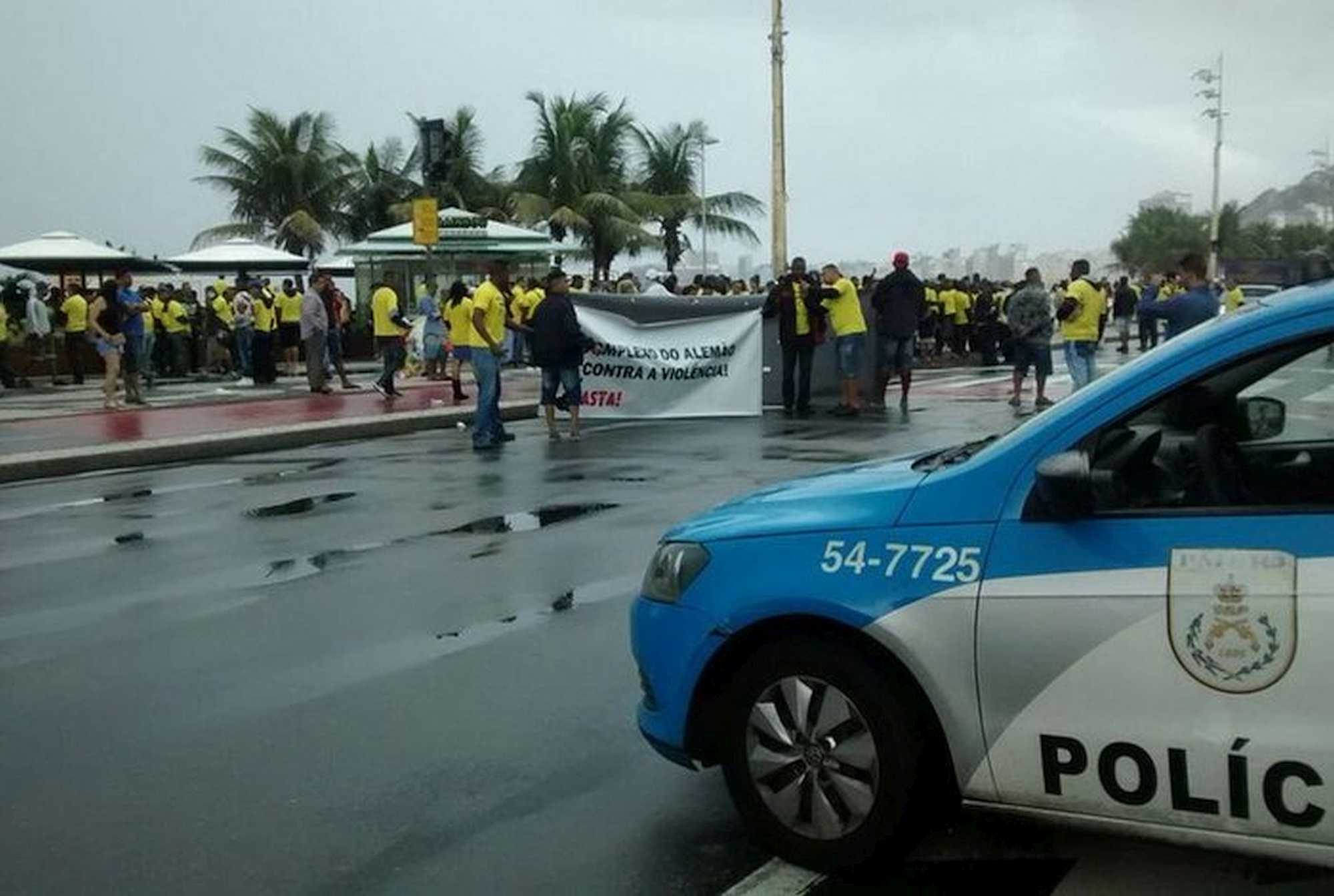 Favela residents protest against violence