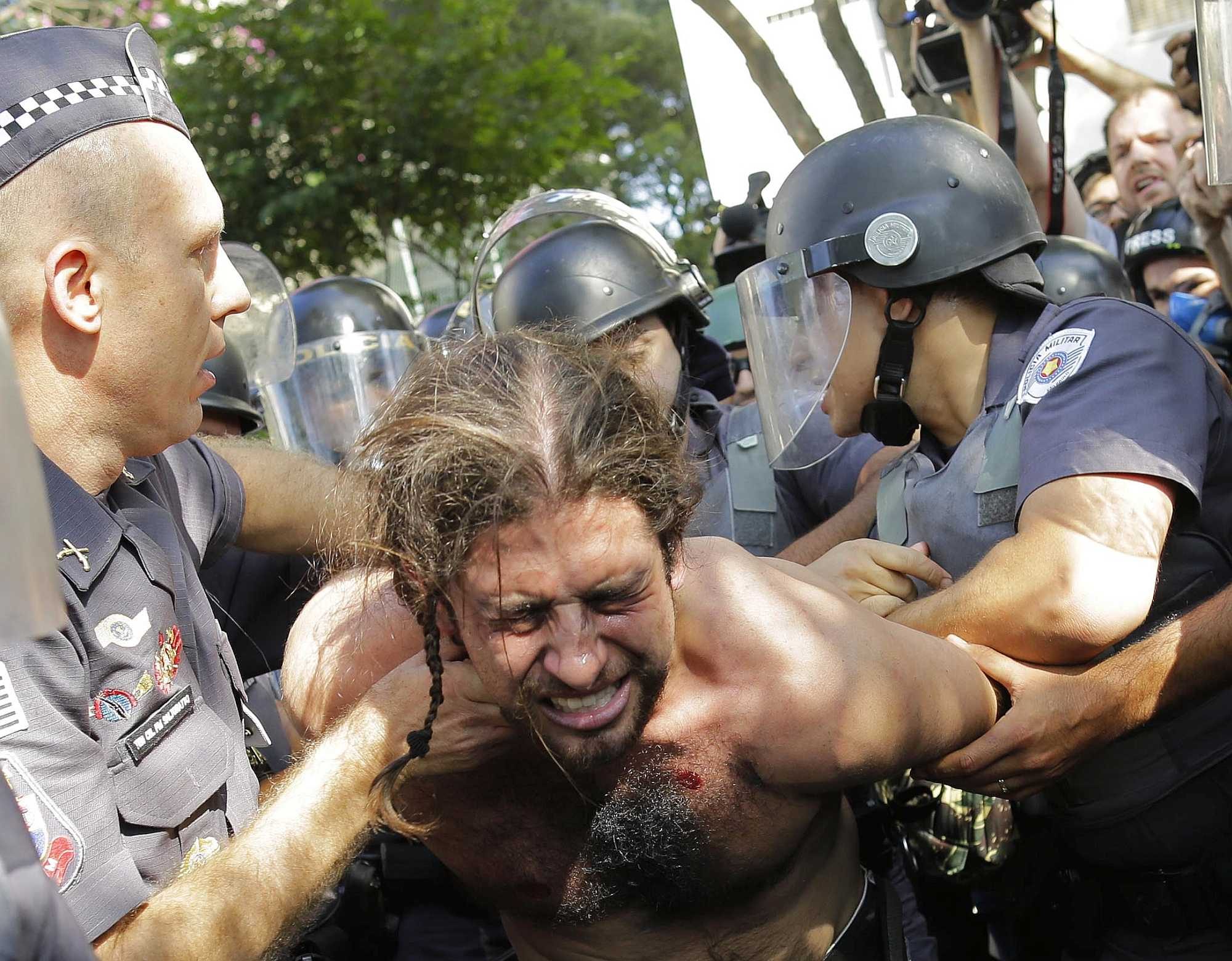Brazilian police grab a protester - Photo: ABr