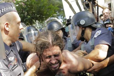 Brazilian police grab a protester - Photo: ABr