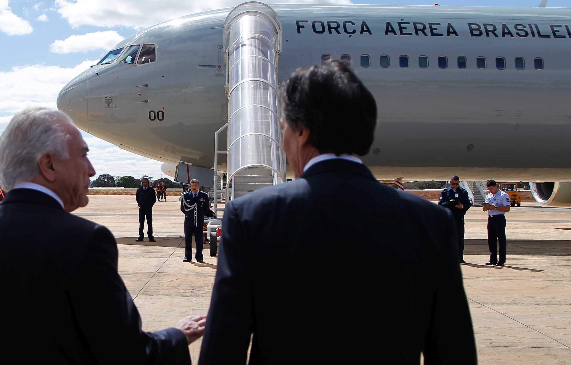 Michel Temer with the president of the senate, Eunício Oliveira, leaving to Germany - Beto Barata/PR