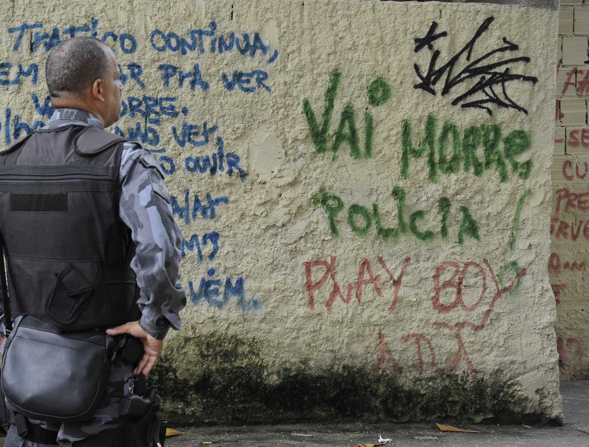 "You're gonna die, policeman" says writing on a favela wall in Rio - Photo: EBC