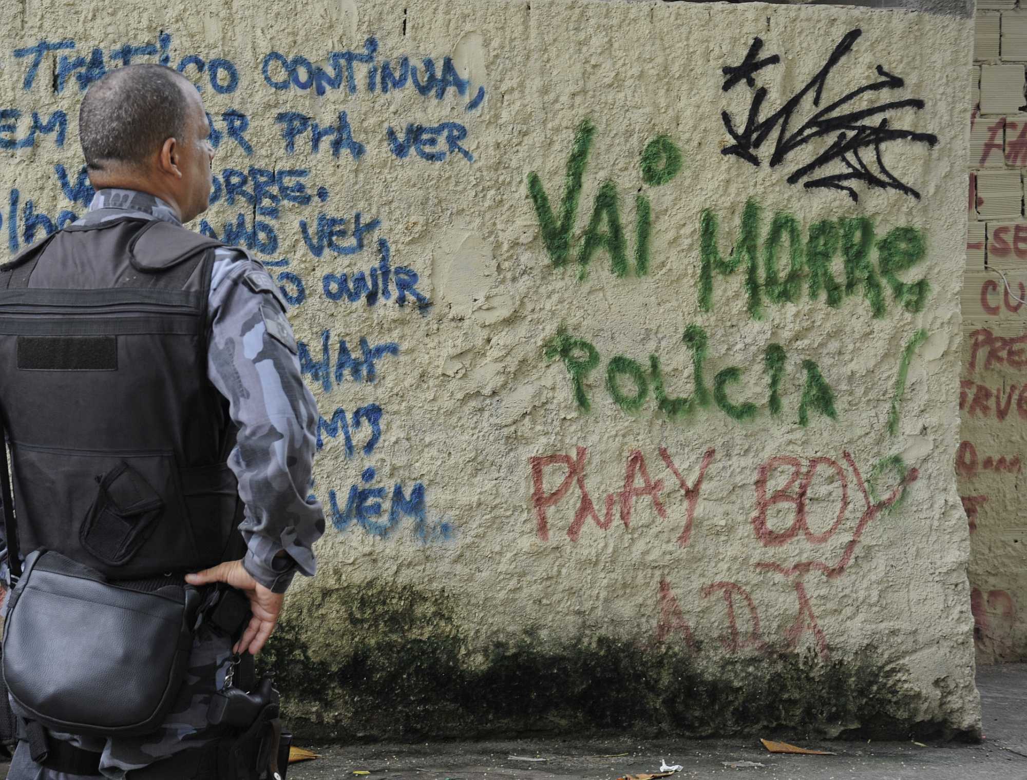 "You're gonna die, policeman" says writing on a favela wall in Rio - Photo: EBC