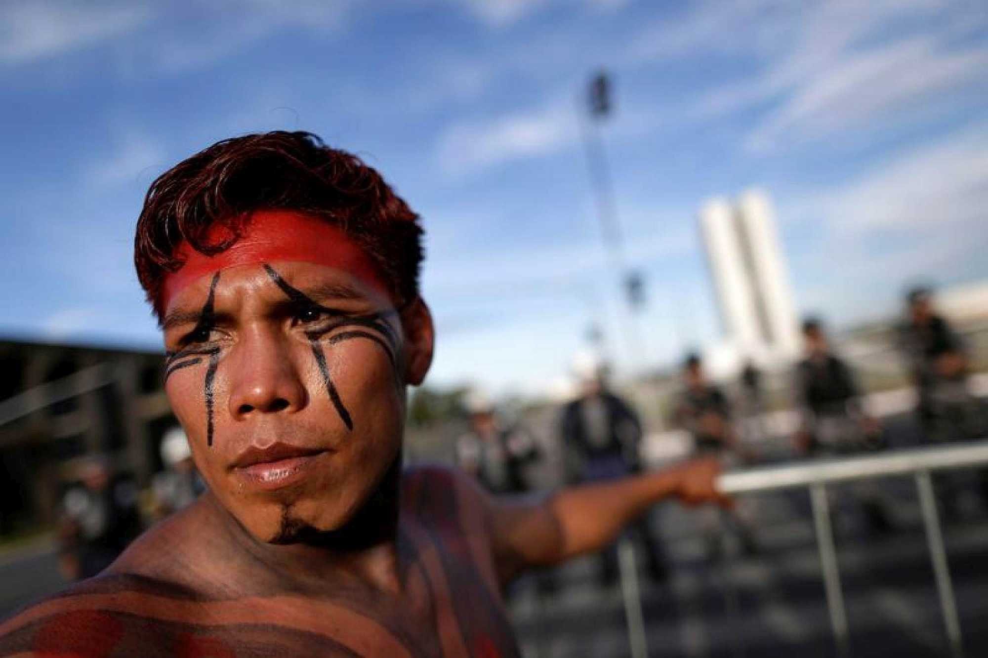 A Brazilian Indian demonstrates in Brasília - Ueslei Marcelino/Reuters