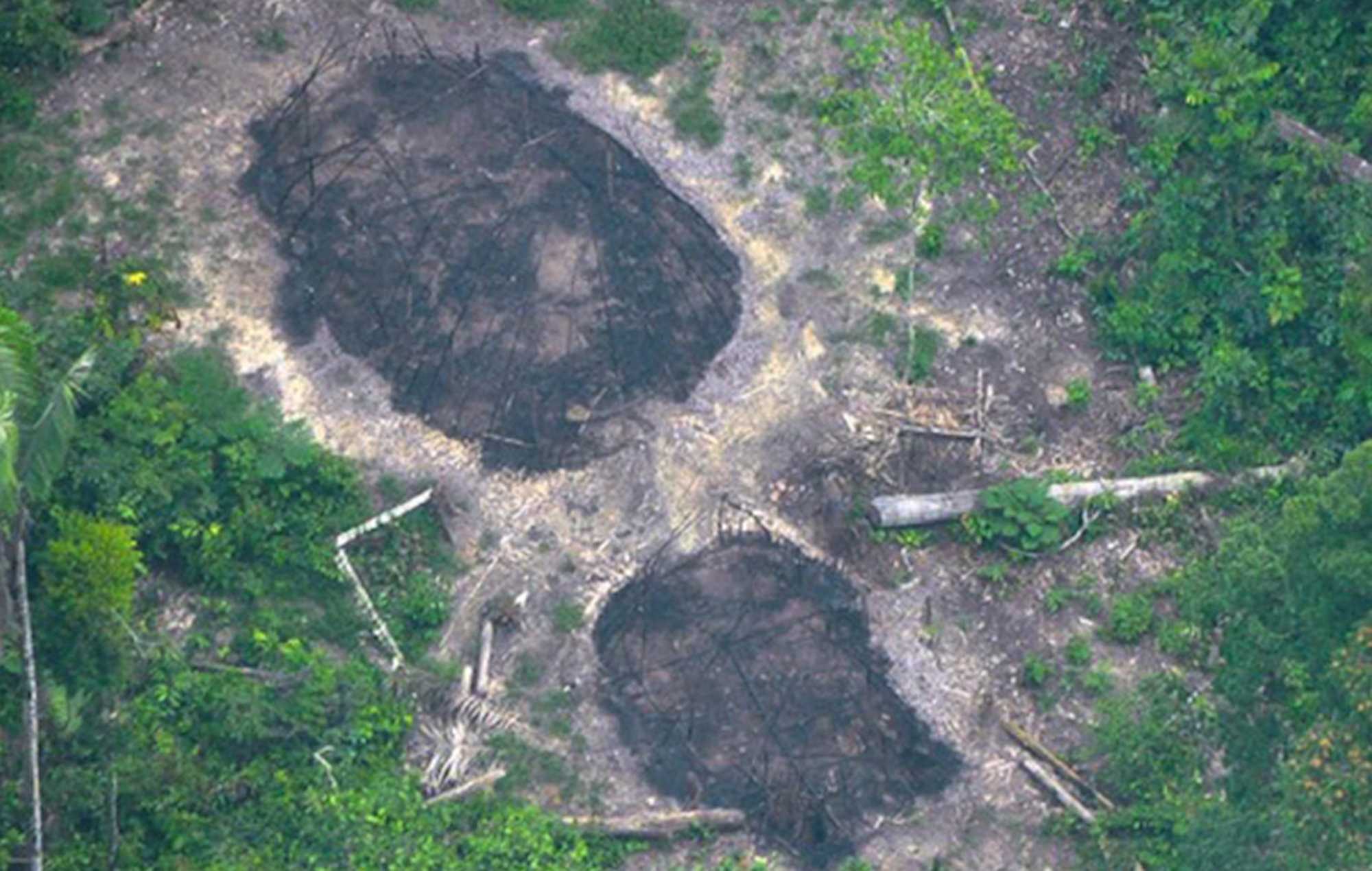 Burnt communal houses of uncontacted Indians could be signs of a massacre - © FUNAI