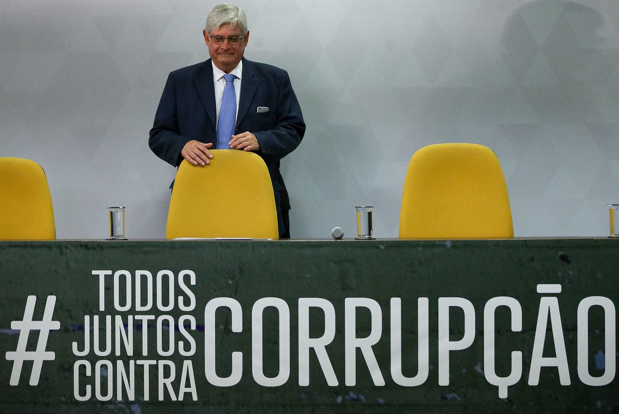 Brazil's Prosecutor-General Rodrigo Janot and the banner: All Together Against Corruption - Marcelo Camargo/ABr