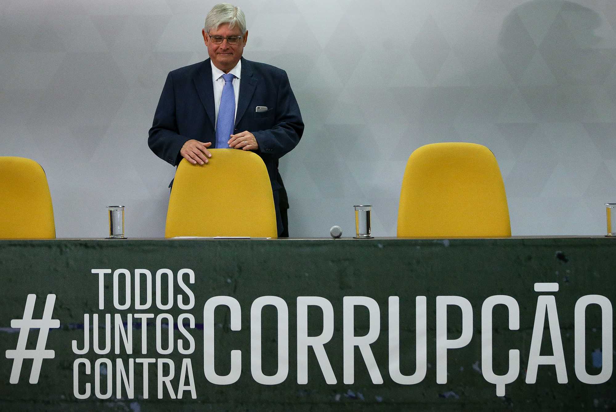 Brazil's Prosecutor-General Rodrigo Janot and the banner: All Together Against Corruption - Marcelo Camargo/ABr