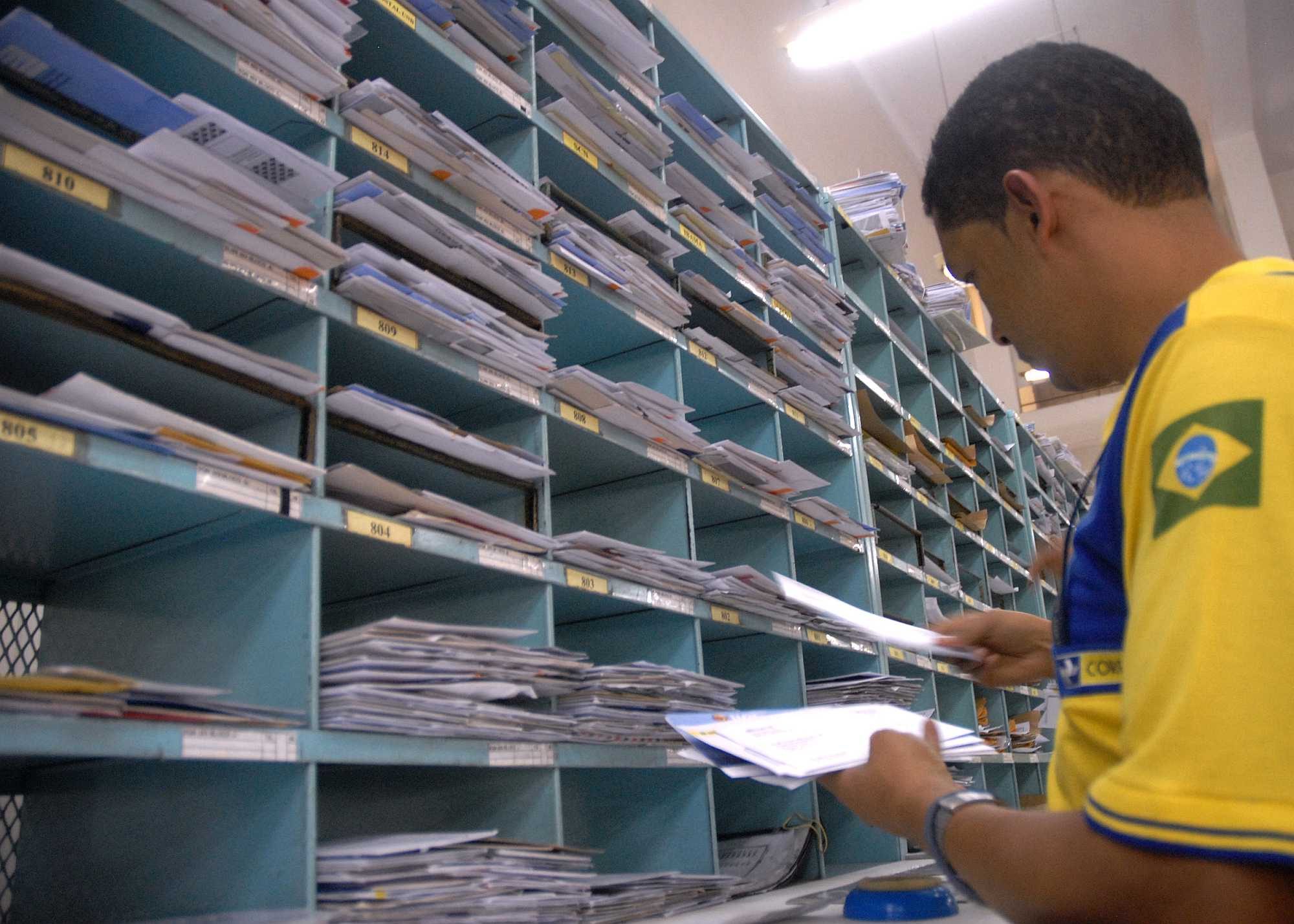 A Brazilian postal worker separates the mail - Photo: EBC