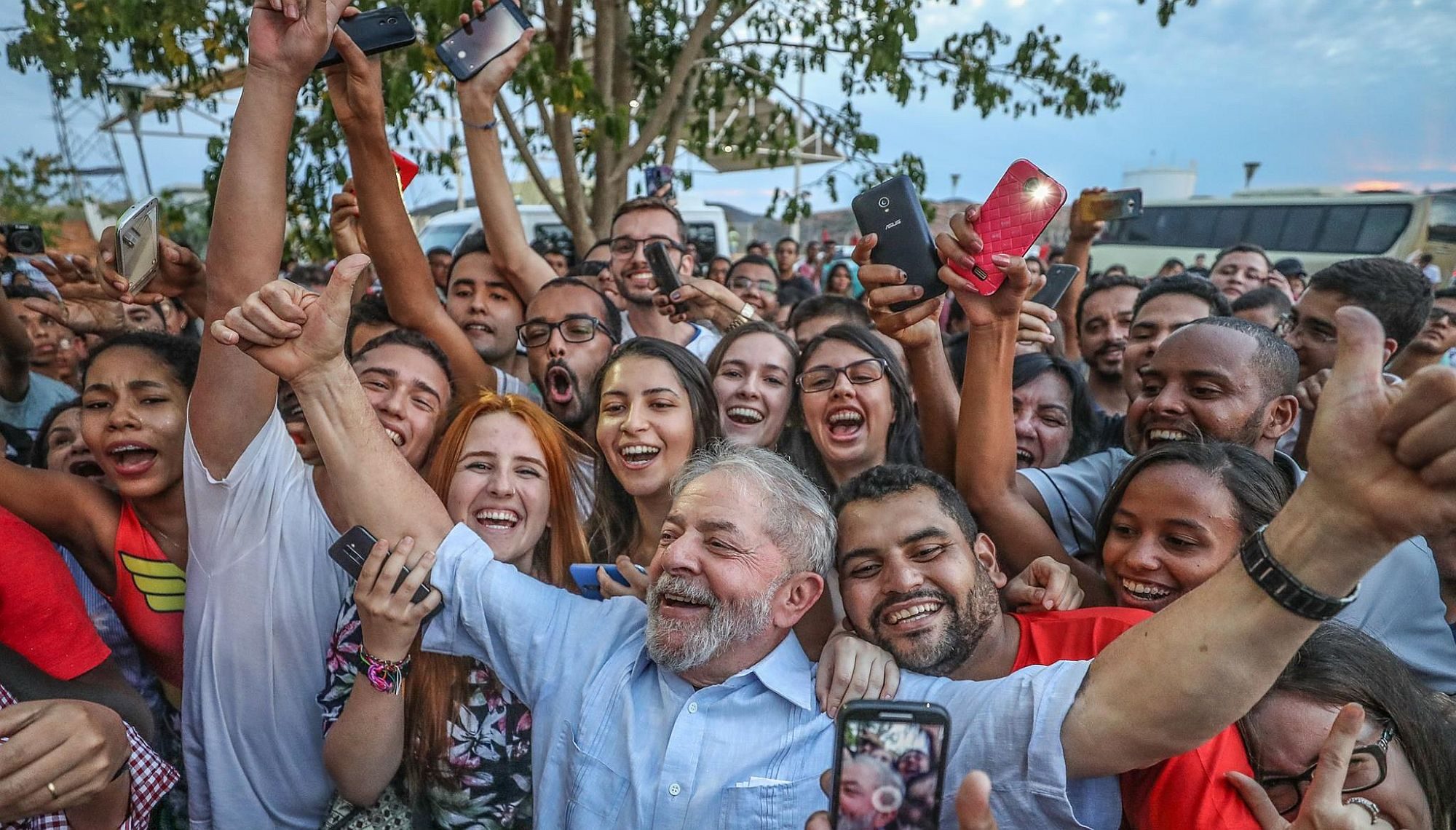 Lula and the masses - Photo: Ricardo Stuckert