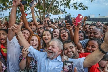 Lula and the masses - Photo: Ricardo Stuckert