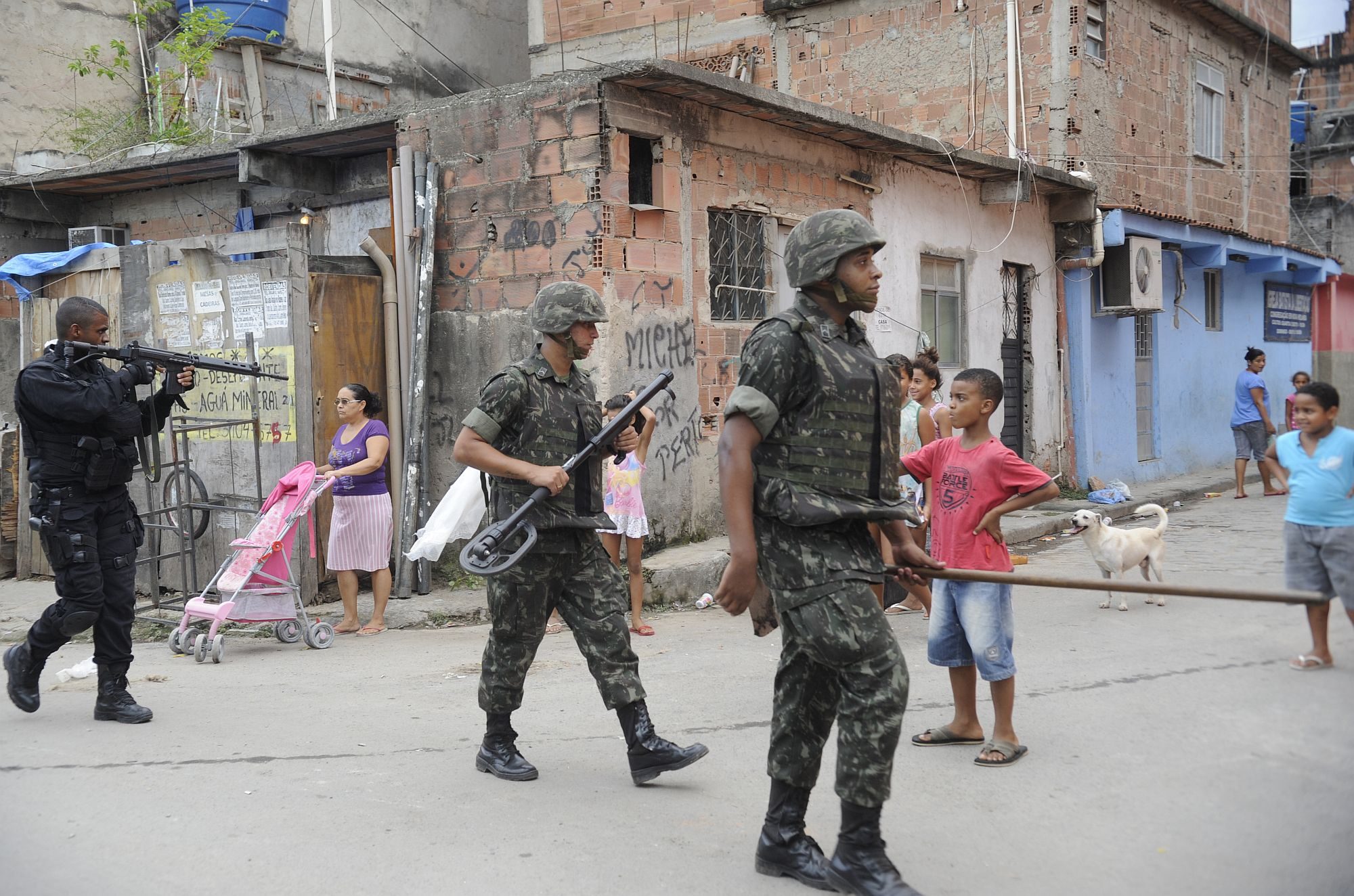 Brazilian army at favela Maré - Tomaz Silva/ABr