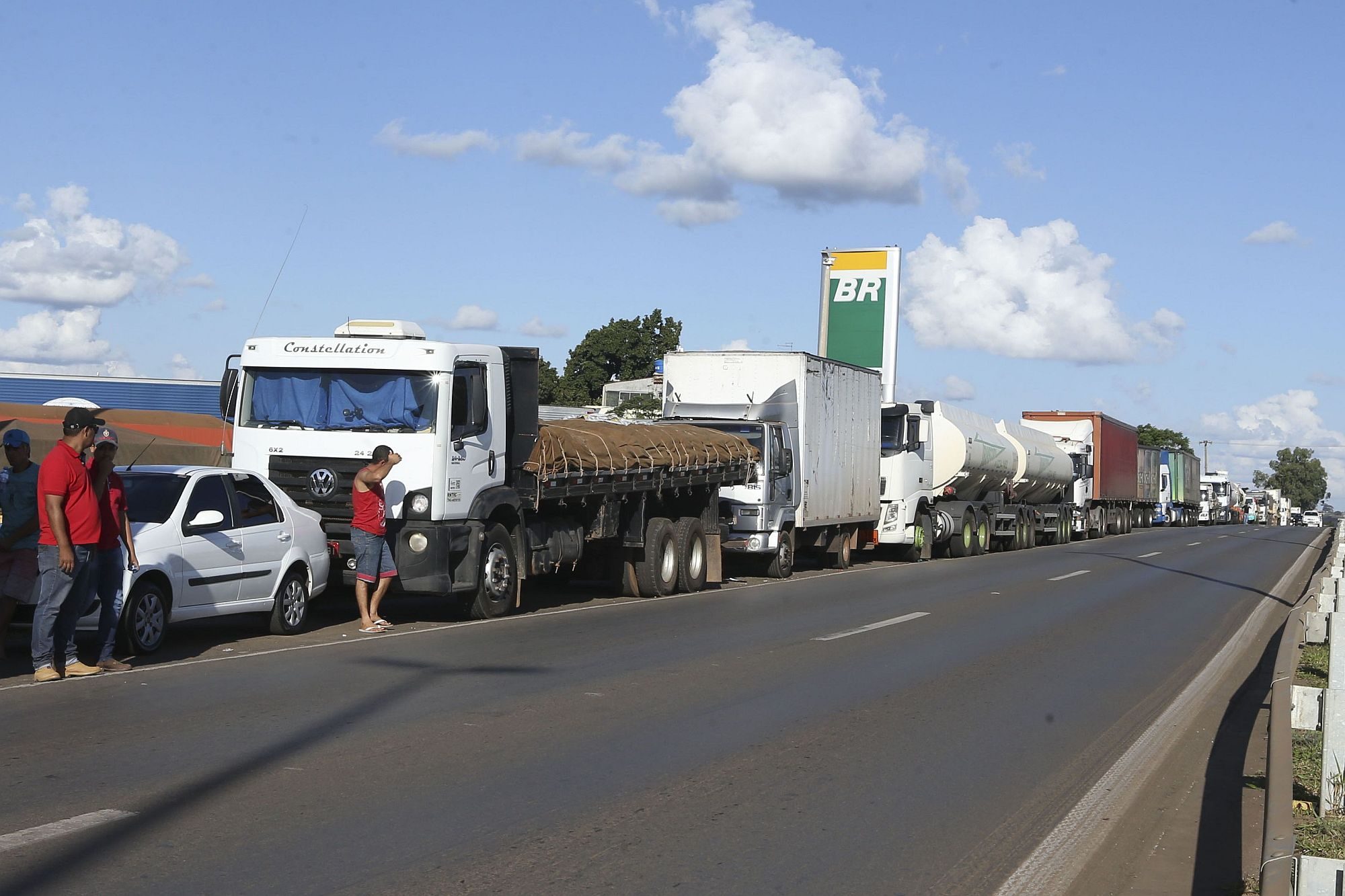 Truck drivers stop the BR-040 road, in Valparaíso de Goiás during strike against fuels hike - Valter Campanato/ABr
