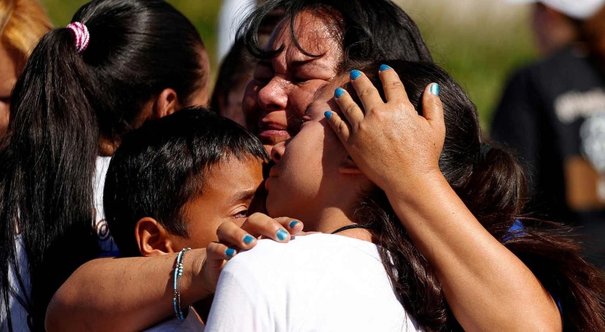 Mother and children asking for refuge in the US.