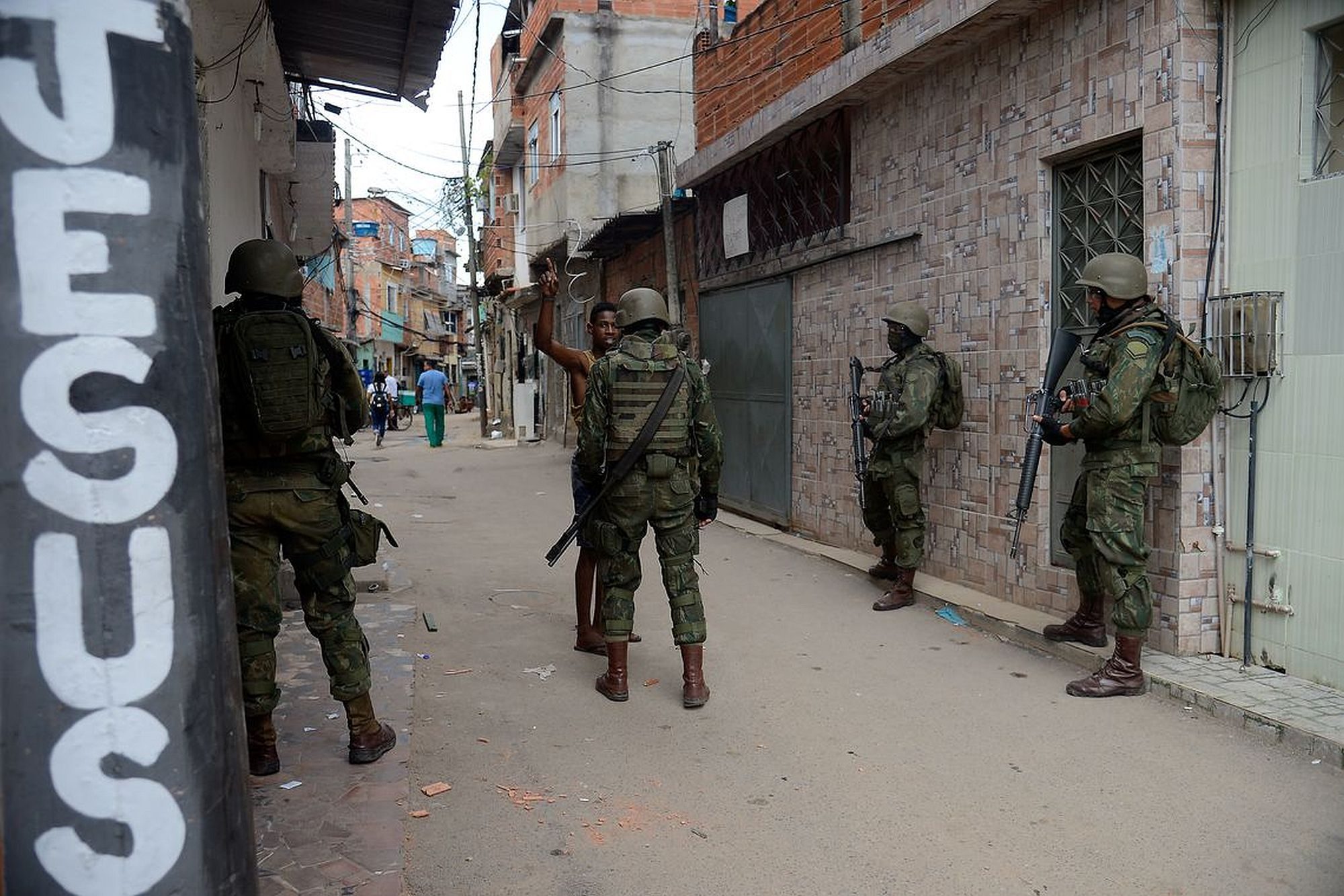 Military operation at favela Kelson's, in Rio de Janeiro. - Fernando Frazão/ABr