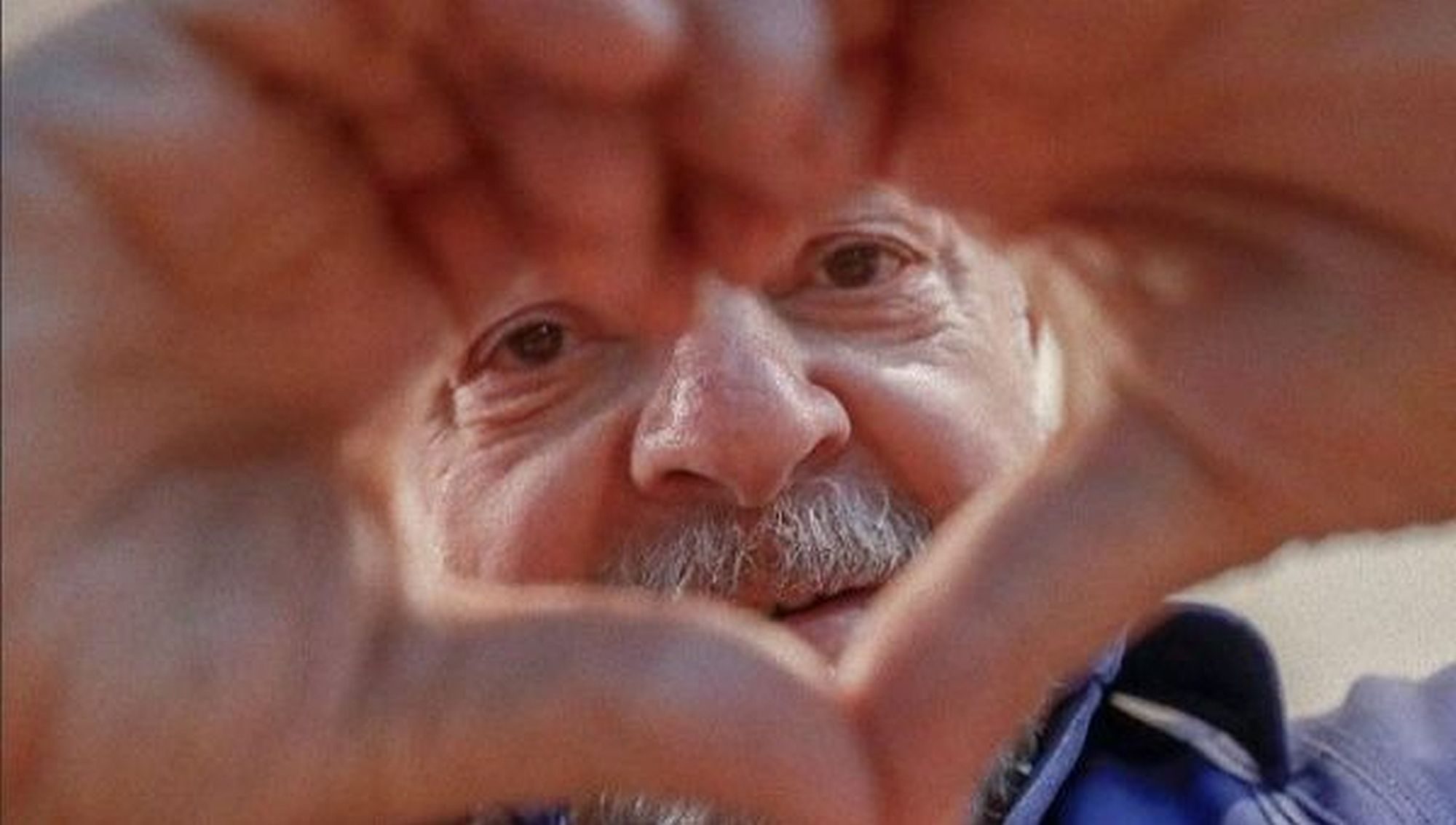 Lula makes a heart with his hands