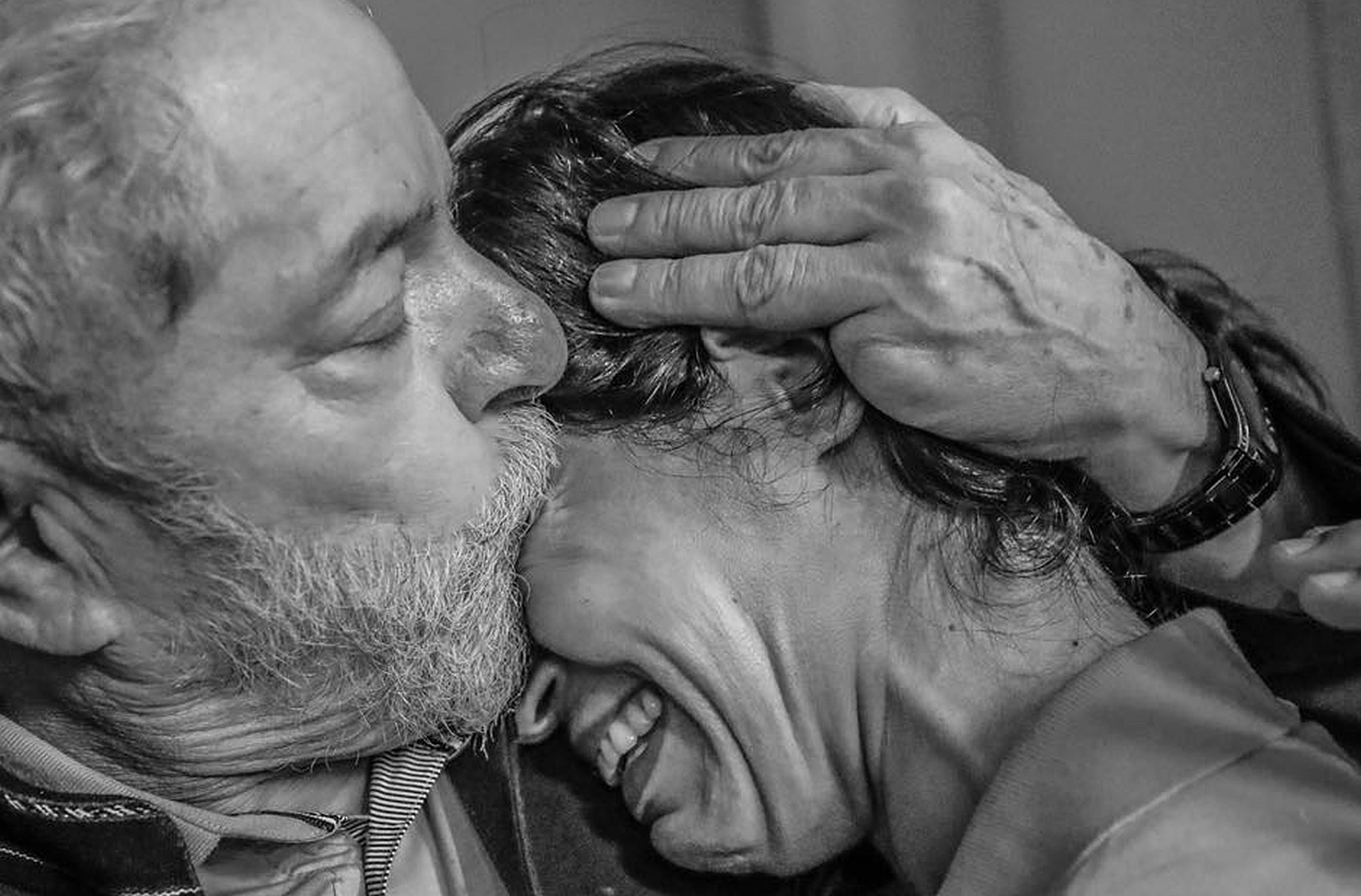Lula being embraced just before going to jail - Photo: Ricardo Stuckert