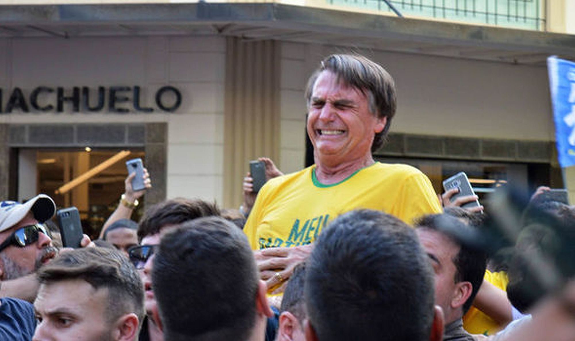 Jair Bolsonaro, the moment he is hit by a knife