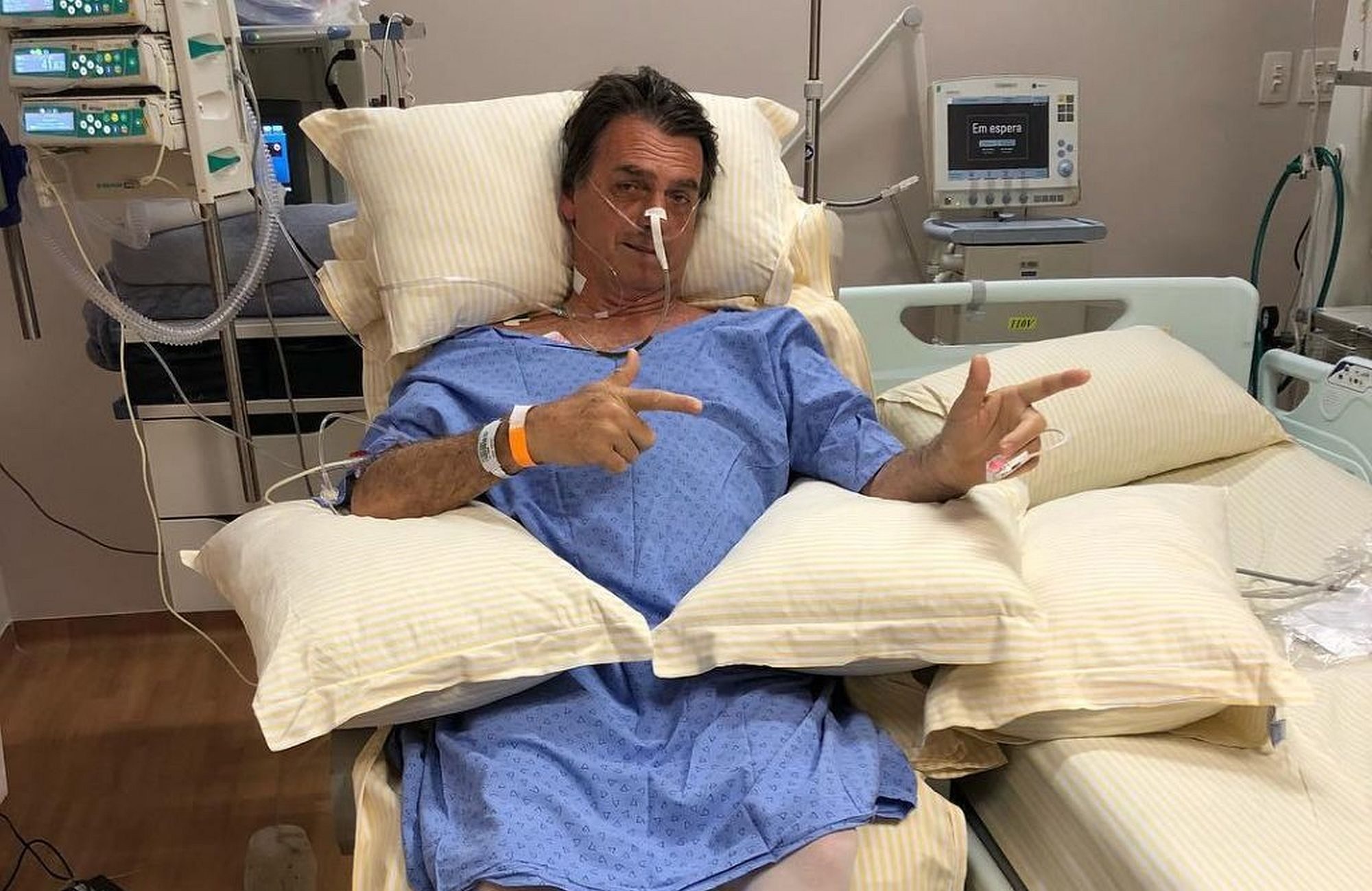 Jair Bolsonaro giving imaginary shots at hospital bed - Photo by Flavio Bolsonaro, son of the presidential candidate