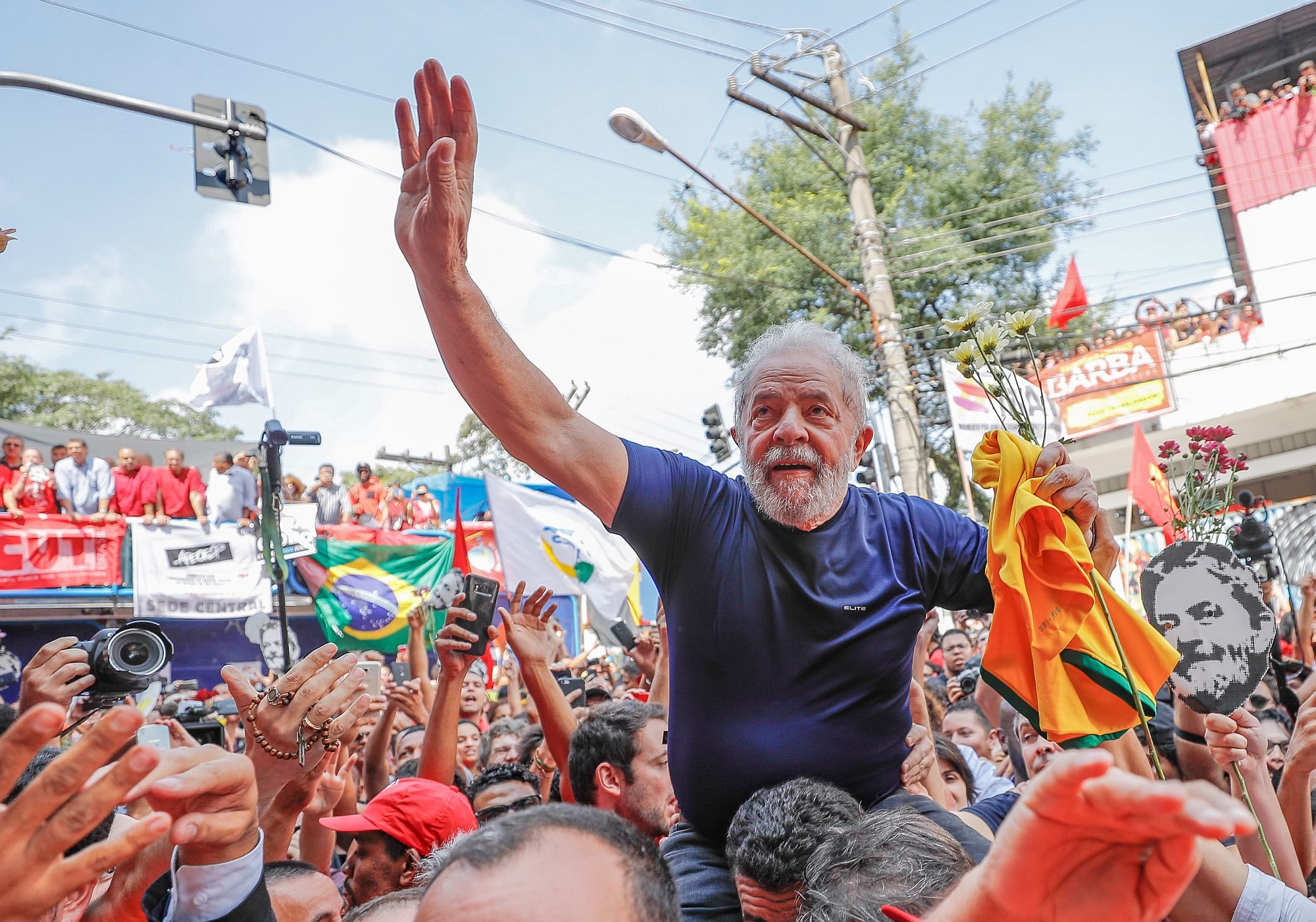 Lula carried on shoulder of fans before being jailed - Ricardo Stuckert