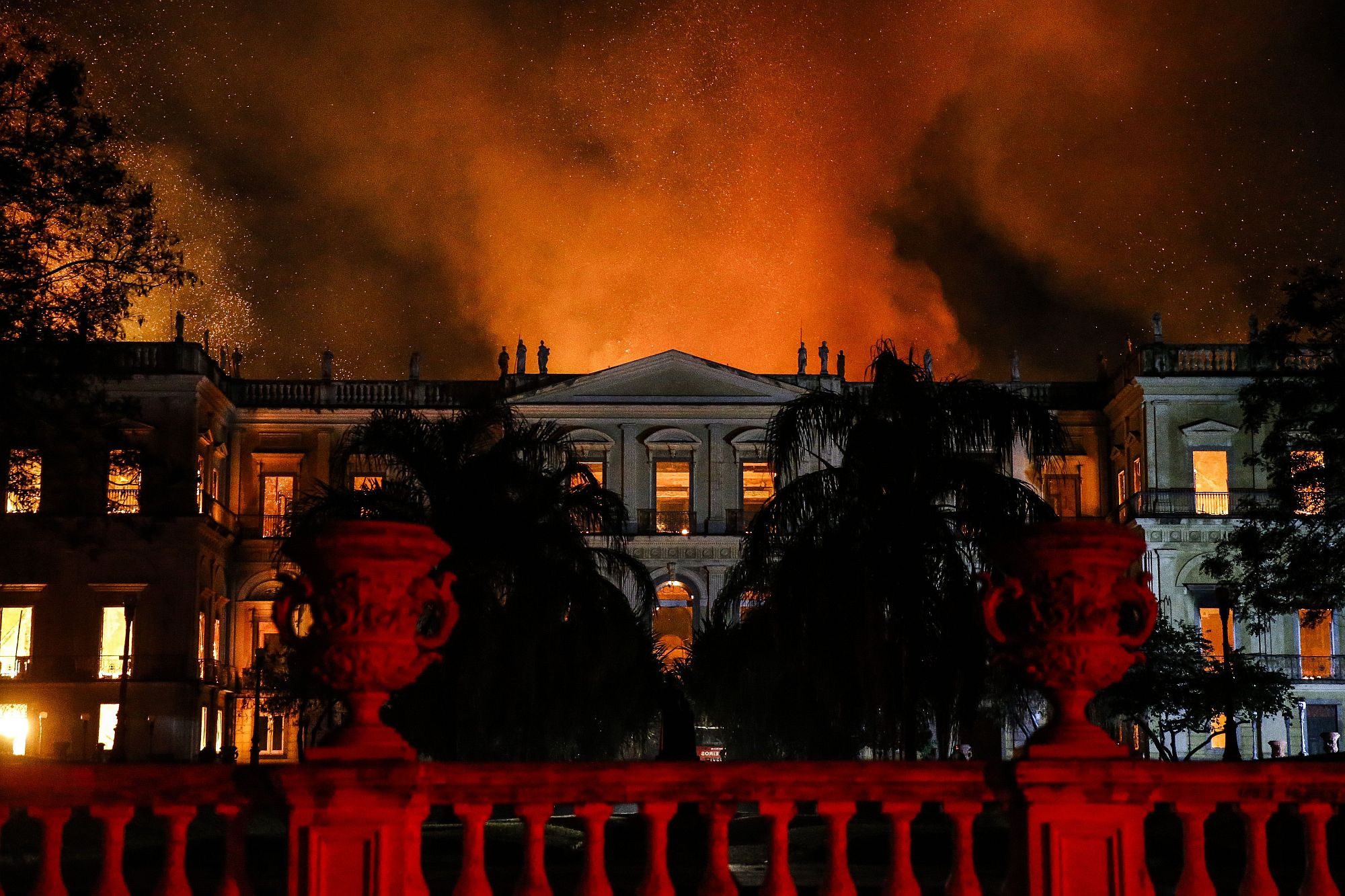Firefighters try to extinguish the fire on Rio's National Museum - Tânia Rêgo/ABr