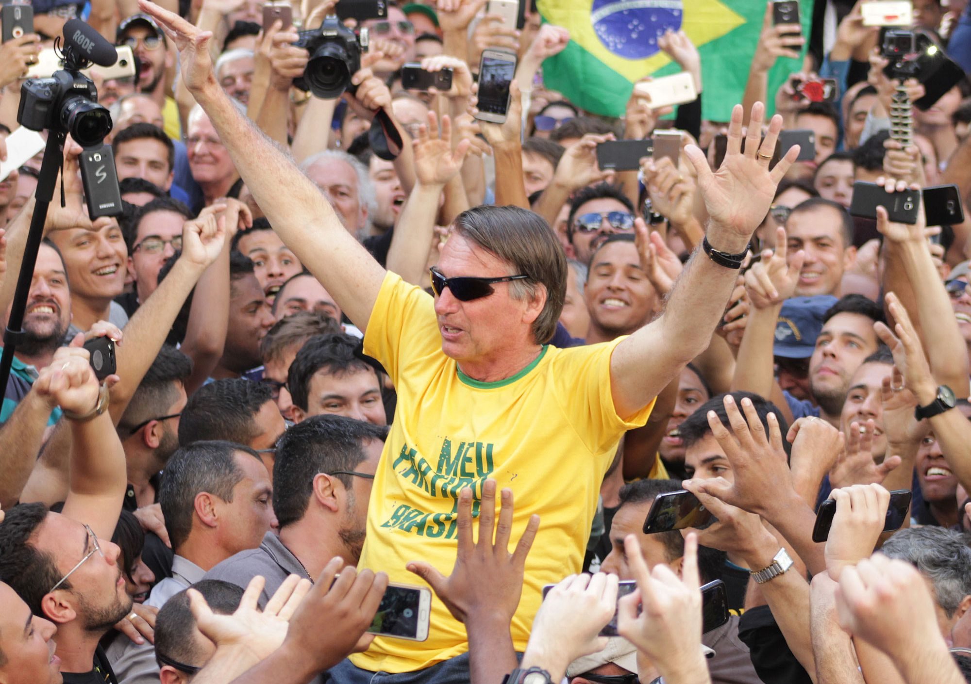 Jair Bolsonaro, in campaign, on the arms of this fans