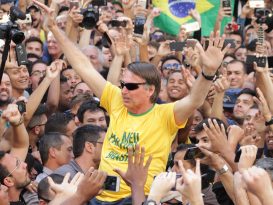 Jair Bolsonaro, in campaign, on the arms of this fans