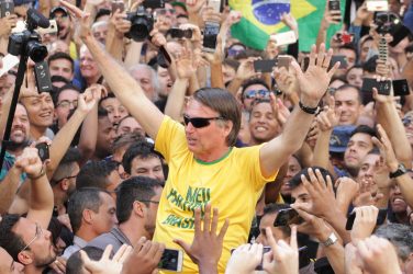 Jair Bolsonaro, in campaign, on the arms of this fans