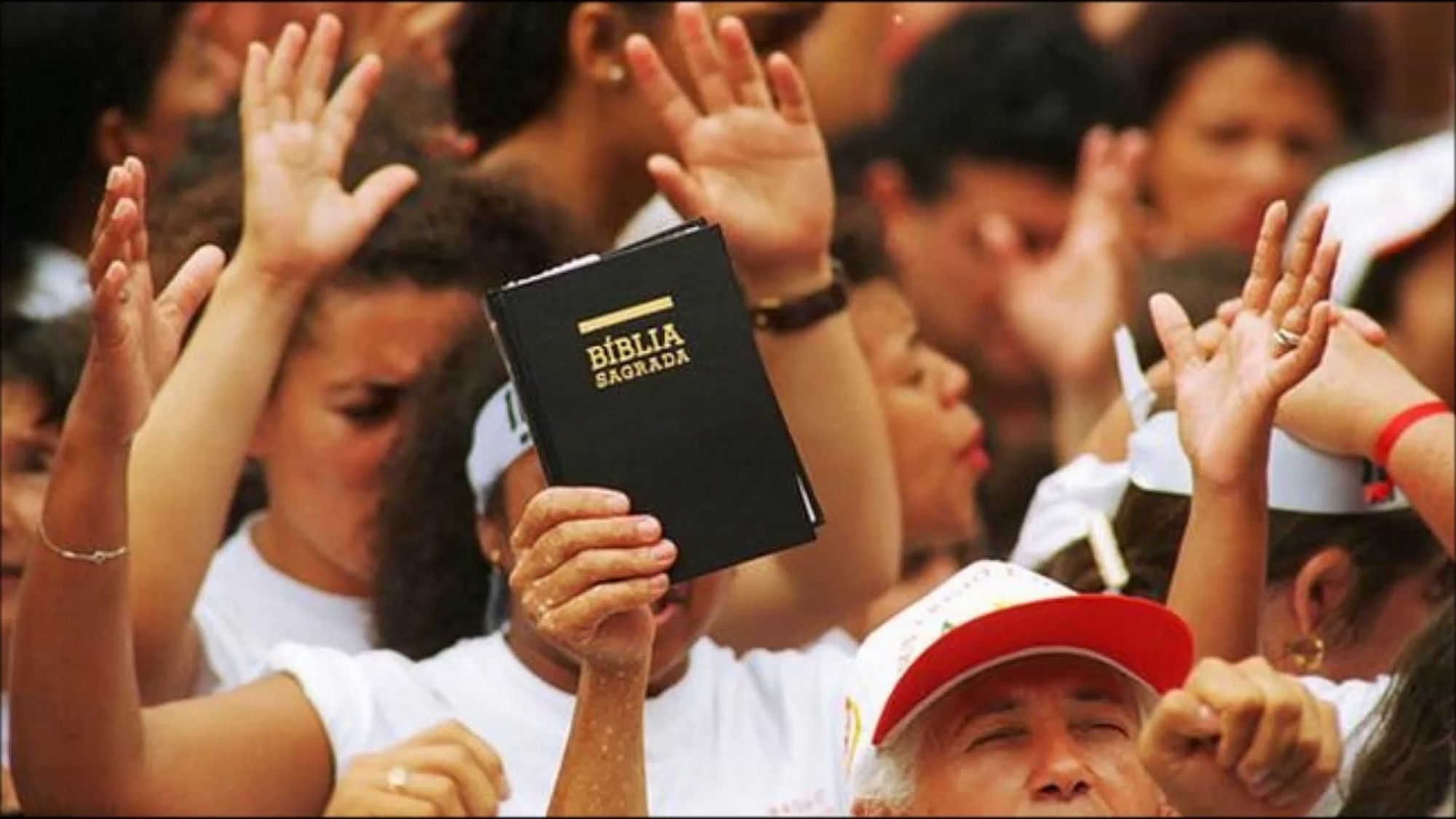 Brazilian evangelicals pray in church