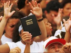 Brazilian evangelicals pray in church
